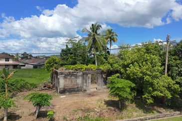 Tanah Lot Banglo Taman Puteri Saadong near to Bandar Tanah Merah