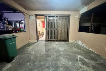 Teres 2 Tingkat Taman Sri Mewah Kamayan Triang Bera near to Bandar Triang