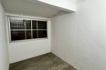 Teres 2 Tingkat Taman Sri Mewah Kamayan Triang Bera near to Bandar Triang