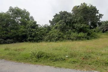 Tanah Lot Banglo Pantai Sepat near to Bandar Kuantan