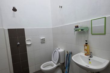 Teres Setingkat Taman Azalea near to Bukit Istana