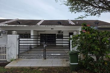 Teres Setingkat Taman Azalea near to Bukit Istana