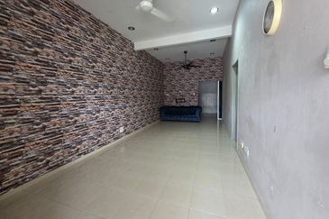 Teres Setingkat Taman Azalea near to Bukit Istana