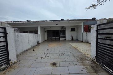 Teres Setingkat Taman Azalea near to Bukit Istana