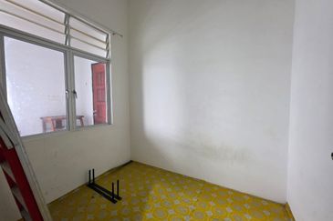 Teres Setingkat Taman Azalea near to Bukit Istana