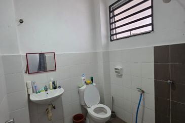 Teres Setingkat Taman Azalea near to Bukit Istana