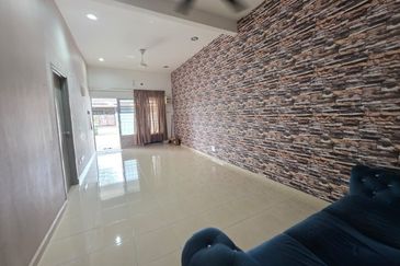 Teres Setingkat Taman Azalea near to Bukit Istana