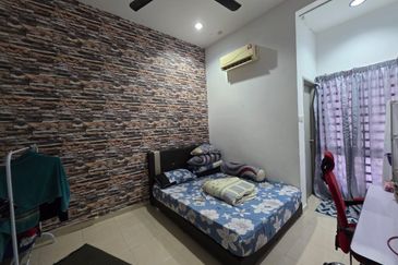 Teres Setingkat Taman Azalea near to Bukit Istana