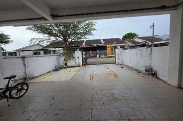 Teres Setingkat Taman Azalea near to Bukit Istana