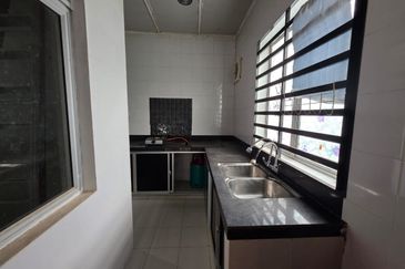 Teres Setingkat Taman Azalea near to Bukit Istana