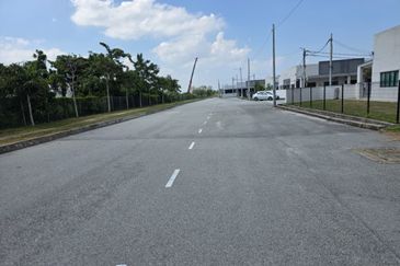 AMAN PLUS, PINGGIRAN PUTRA 3