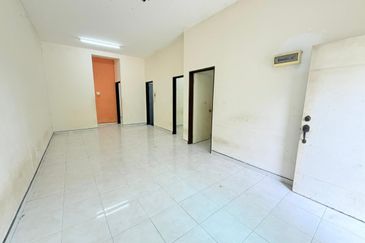 Teres Setingkat Taman D'Marina near to Tanjung Lumpur