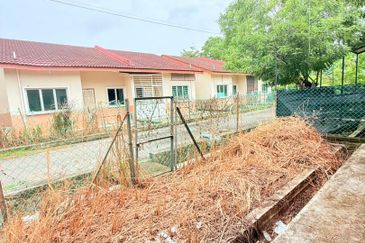 Teres Setingkat Taman D'Marina near to Tanjung Lumpur