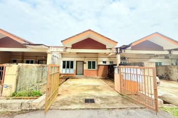 Teres Setingkat Taman D'Marina near to Tanjung Lumpur