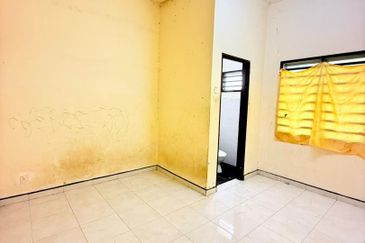 Teres Setingkat Taman D'Marina near to Tanjung Lumpur