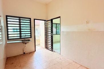 Teres Setingkat Taman D'Marina near to Tanjung Lumpur