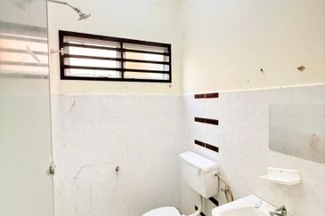 Teres Setingkat Taman D'Marina near to Tanjung Lumpur