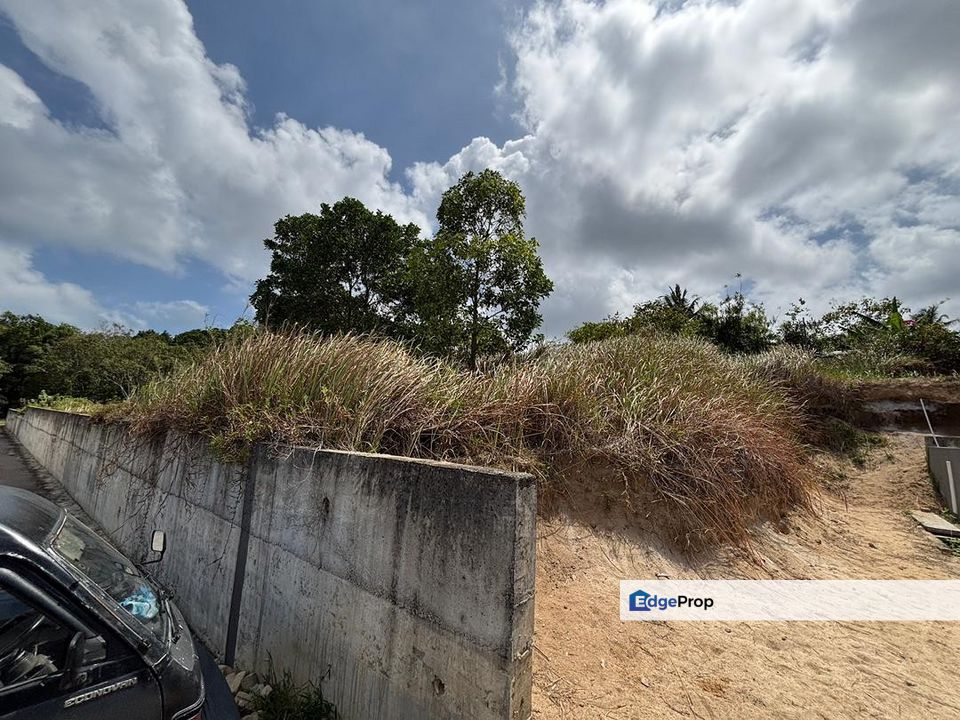 Tanah Lot Banglo di Kampung Penunjuk, Kijal Kemaman, Terengganu, Kijal