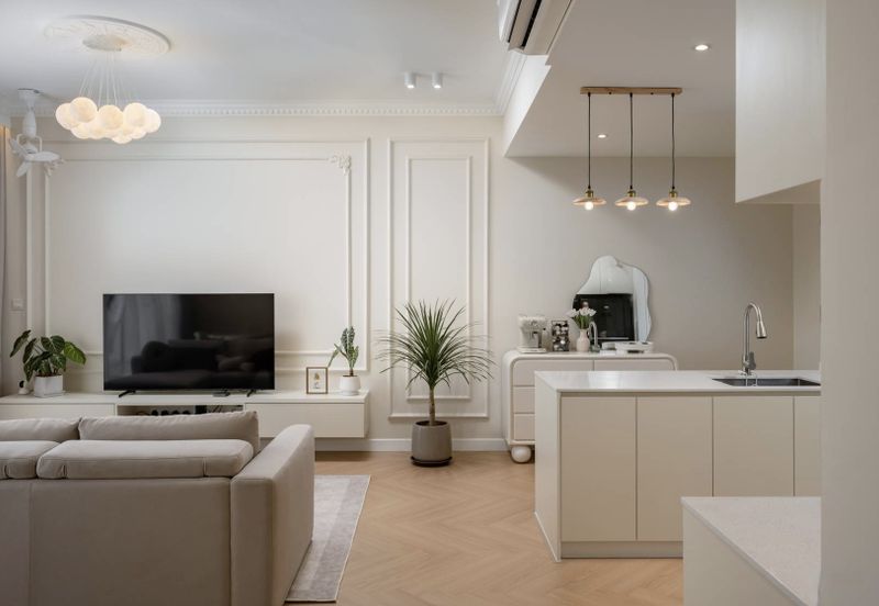 New Condo with 3 mins distance walk to shopping