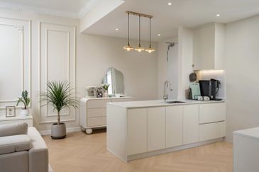 New Condo with 3 mins distance walk to shopping