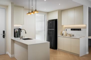 New Condo with 3 mins distance walk to shopping