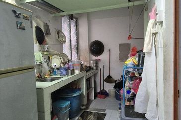 Dahlia Apartment, Putra Perdana