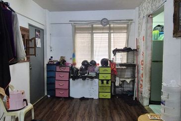 Dahlia Apartment, Putra Perdana