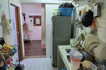 Dahlia Apartment, Putra Perdana