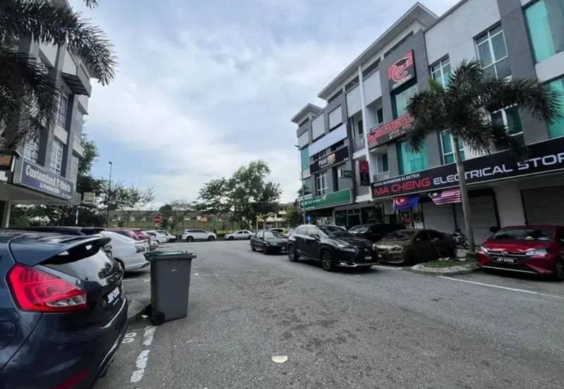 Larkin  3 Storey Shoplot For Sale 
