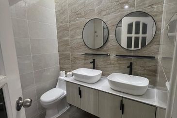 Stulang Laut / Darat