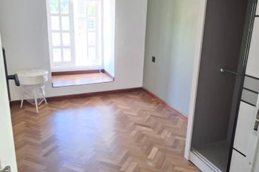 Stulang Laut / Darat