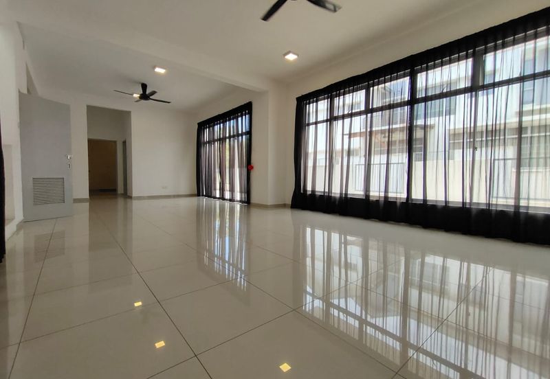 Horizon Hills @The Hills superlink house endlot  w extra land