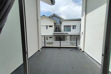 Horizon Hills @The Hills superlink house endlot  w extra land