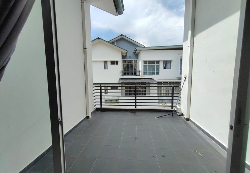 Horizon Hills @The Hills superlink house endlot  w extra land