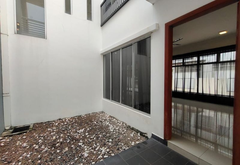 Horizon Hills @The Hills superlink house endlot  w extra land