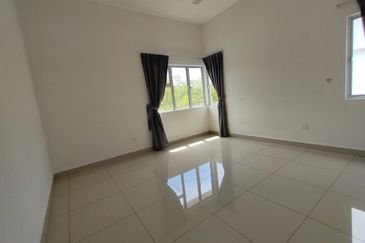 Horizon Hills @The Hills superlink house endlot  w extra land