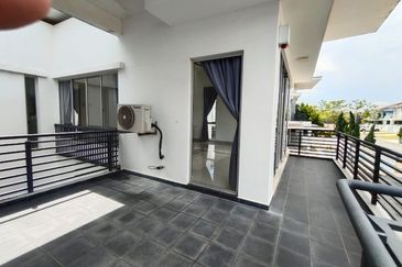 Horizon Hills @The Hills superlink house endlot  w extra land