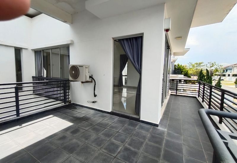 Horizon Hills @The Hills superlink house endlot  w extra land