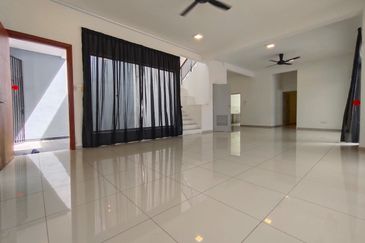 Horizon Hills @The Hills superlink house endlot  w extra land