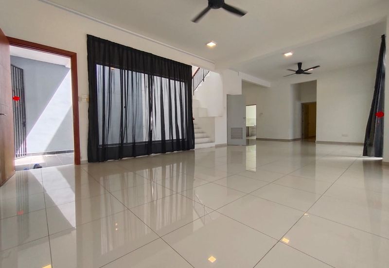 Horizon Hills @The Hills superlink house endlot  w extra land