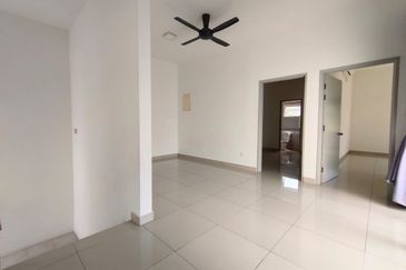 Horizon Hills @The Hills superlink house endlot  w extra land