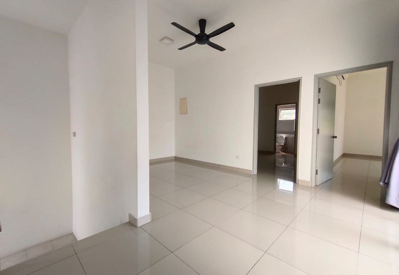 Horizon Hills @The Hills superlink house endlot  w extra land