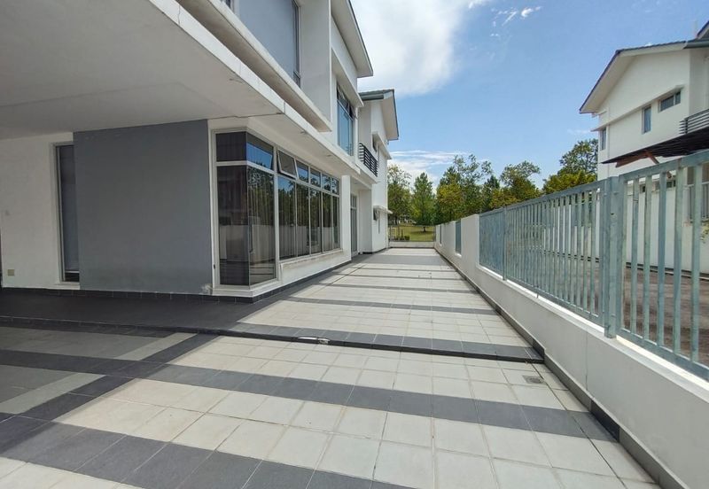 Horizon Hills @The Hills superlink house endlot  w extra land