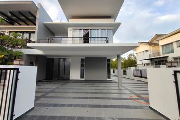 Horizon Hills @The Hills superlink house endlot  w extra land