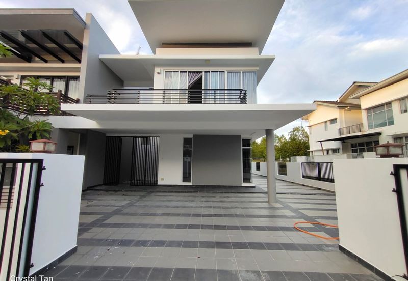 Horizon Hills @The Hills superlink house endlot  w extra land