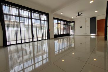 Horizon Hills @The Hills superlink house endlot  w extra land