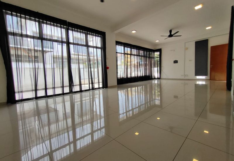 Horizon Hills @The Hills superlink house endlot  w extra land