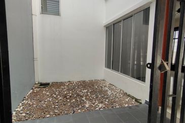 Horizon Hills @The Hills superlink house endlot  w extra land