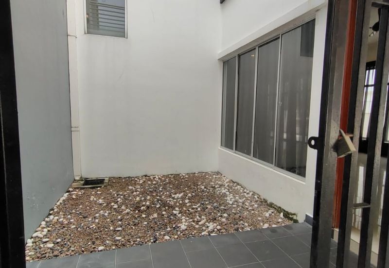 Horizon Hills @The Hills superlink house endlot  w extra land