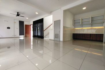 Horizon Hills @The Hills superlink house endlot  w extra land